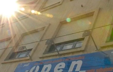 Open011 אכסניה